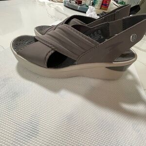 Women’s Wedge sandals size 6.5 like new comfy, washable wedge popular BZEES